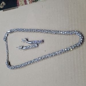 Nackle and earrings